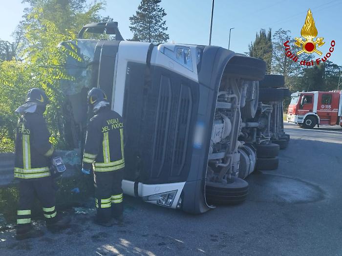 Tir si ribalta a pochi passi dall'autostrada. Chiuso lo svincolo