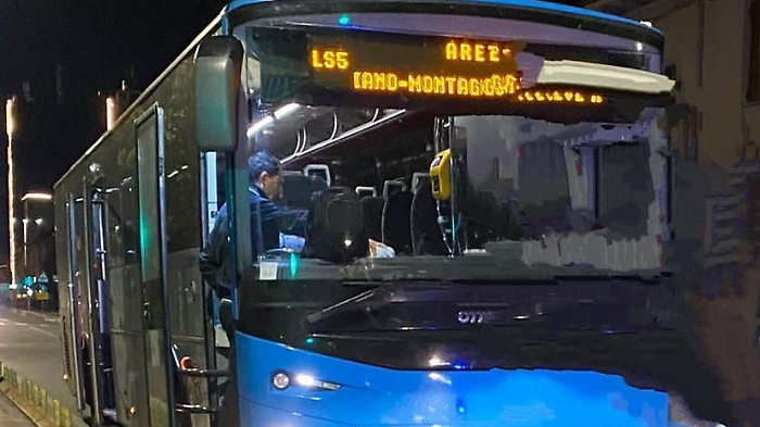 Autista del bus aggredito da passeggero violento, indagini per risalire all'autore