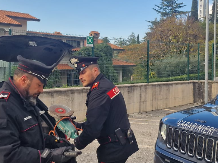 Furti nelle case, inseguimento rocambolesco nell'Eugubino: tre persone si danno alla macchia