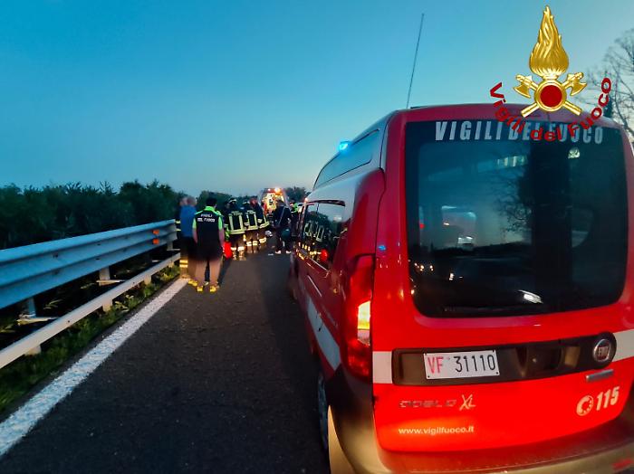 Orvieto, incidente stradale sull'A1: scontro tra auto e moto. Due feriti e lunghe code