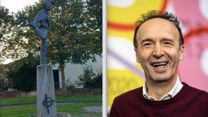 Croce celtica sulla statua di Roberto Benigni nel suo paese natale