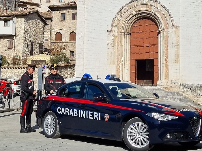 Furti, ricettazione e danneggiamenti: 17enne finisce in comunità. Aveva rubato anche il tablet di un controllore del treno 