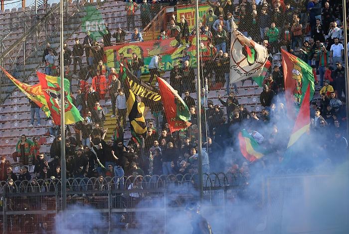 Fumogeni e petardi durante il derby: due tifosi in ospedale e multa alla Ternana