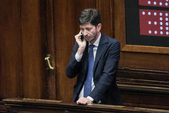 Terni, bomba carta esplode durante la cena elettorale con l'ex ministro Speranza. Attimi di paura al circolo Arci