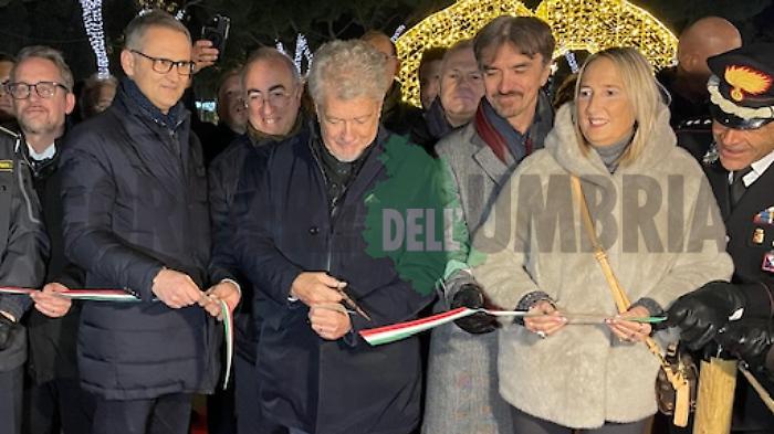 Arezzo Citt&agrave; del Natale, &egrave; partita la nona edizione con un fiume di turisti. Ghinelli: "Una vera mag&igrave;a"