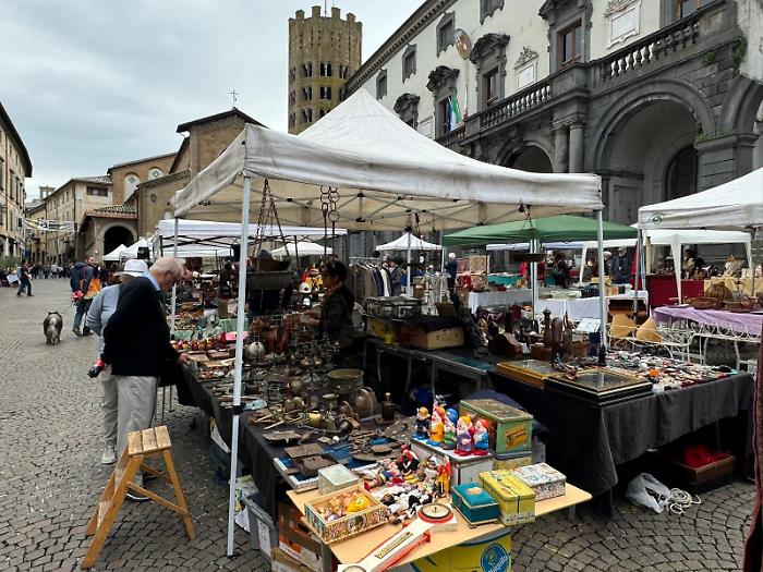 Mostra-mercato AnticaMente: domenica con i banchi di antiquariato, vintage e collezionismo