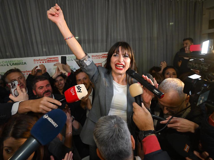 Chi è Stefania Proietti, la nuova presidente della Regione Umbria. Dagli studi sull'ambiente alla guida della Provincia di Perugia