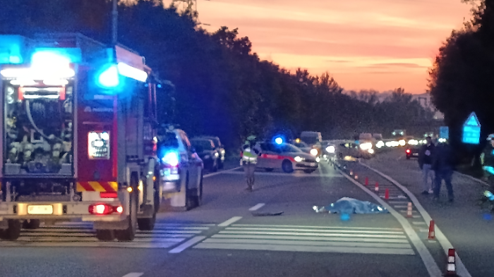 Si ferma a prestare aiuto dopo incidente stradale ma viene investito e muore