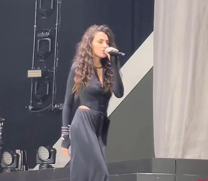 Guera show prima del concerto di Pausini. Poi cita la popstar: "Vengo da Foligno, sono una contadina e mi piace cantare"