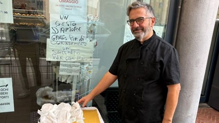 Barista di Arezzo, a Saione, mette fuori un tavolino con sopra il pane gratis per chi non pu&ograve; permetterselo