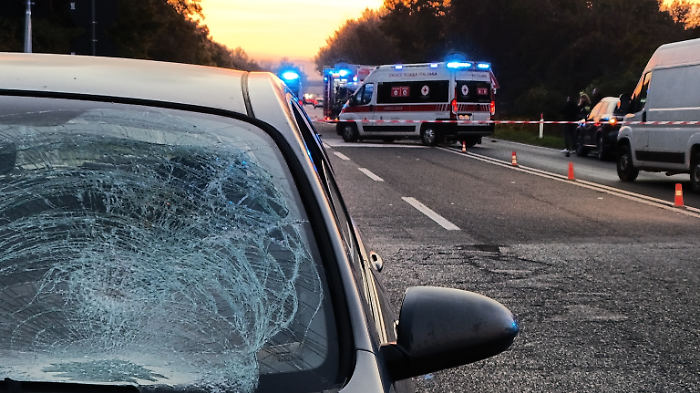 Travolto e ucciso da auto: sordomuto era sceso a soccorrere due donne. Alcoltest sull'investitore. Chi era la vittima e cosa sappiamo