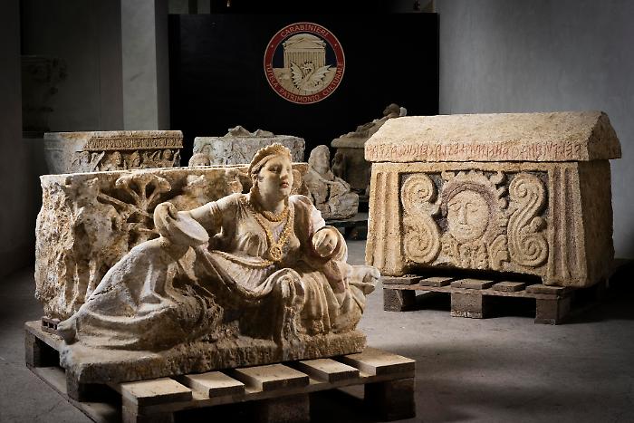 Recuperati capolavori etruschi da uno scavo clandestino a Città della Pieve: le foto dei sarcofagi e delle urne