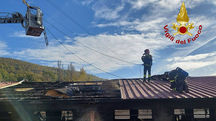 Città di Castello, incendio nell'azienda di pollame Italovo. Ordinanza del Comune: tutti i divieti 