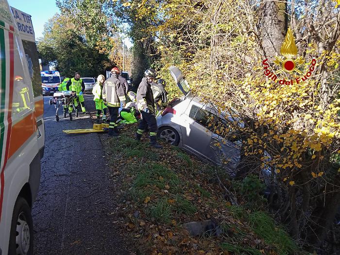 Città di Castello, incidente tra due auto: mezzo finisce fuori strada dopo lo scontro. Due feriti