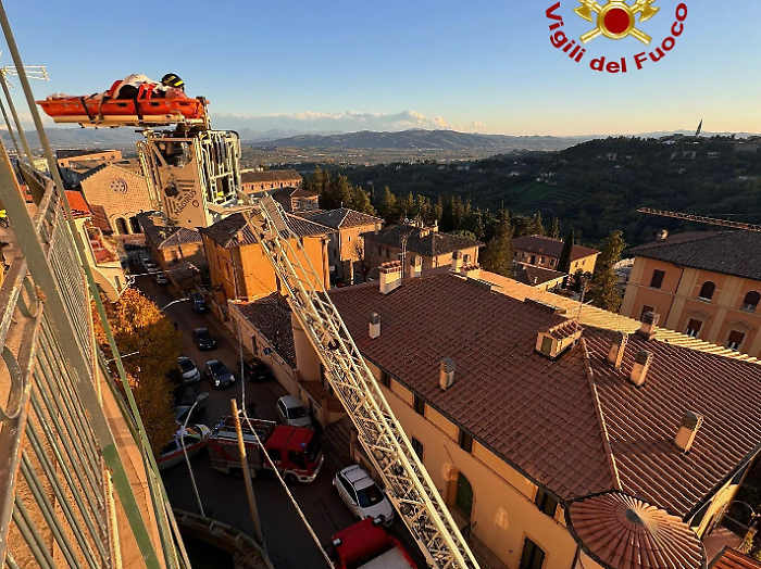 Perugia, non risponde ai familiari e viene soccorso a Monteluce con l'autoscala dai vigili del fuoco