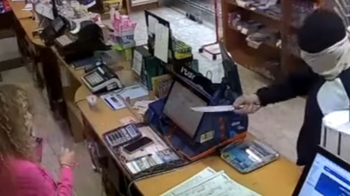 Minacciò con un coltello e rapinò una tabaccaia di Foligno, arrestato un 30enne