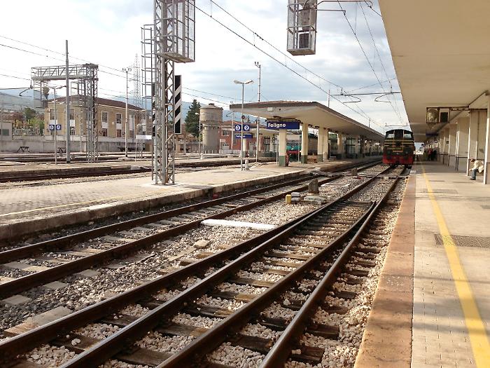 Umbria, traffico treni in tilt dopo un guasto sui binari a Campello sul Clitunno: ritardi, cambi e cancellazioni sulla Roma-Ancona
