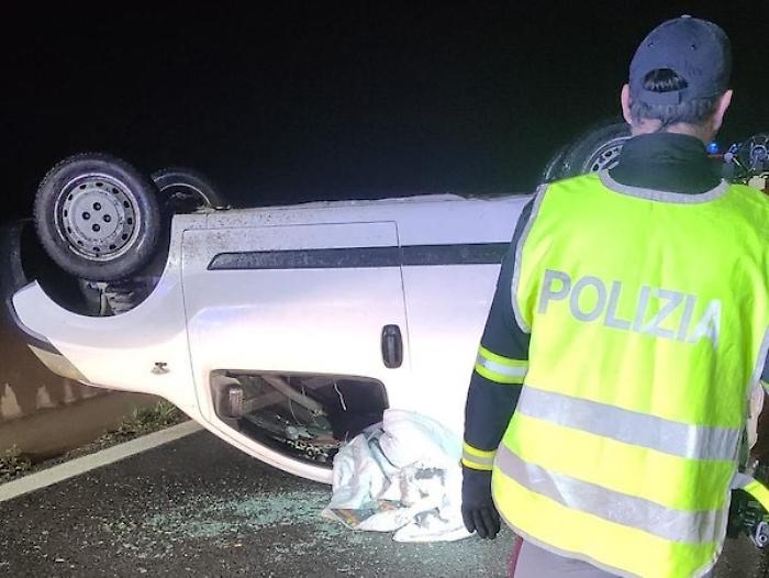 Orvieto, si ribaltano con un furgone carico di rame lungo l'autostrada A1 e scappano: non c'è traccia di chi era a bordo