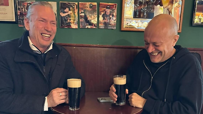 Max Pezzali e Mauro Repetto, dalla polemica alla smentita con foto: cosa &egrave; successo tra i due componenti degli 883