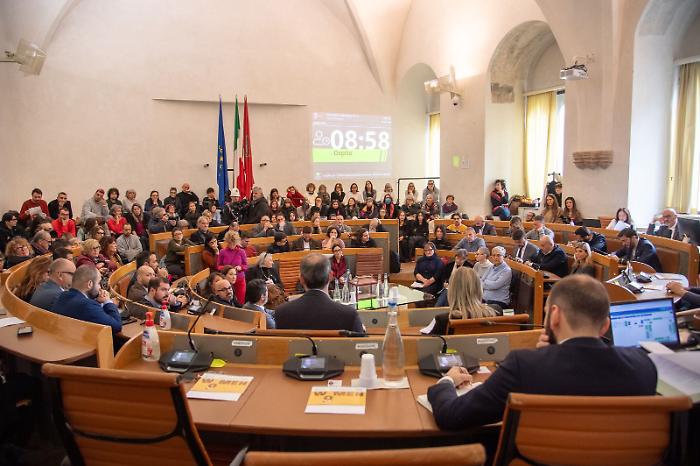 Violenza sulle donne, oltre 20 interventi nel consiglio comunale aperto. La sindaca di Perugia Ferdinandi: "Non può esserci nessun silenzio"