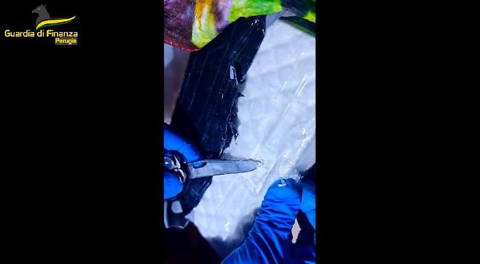 Maxi-sequestro di droga a Castiglione del Lago, aveva in casa 16 chili di cocaina dal valore di 500 mila euro: arrestato