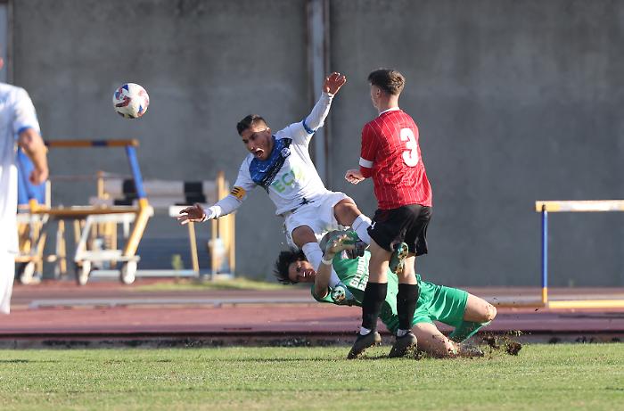 Portiere si frattura zigomo e mascella, ma resta in campo e para un rigore