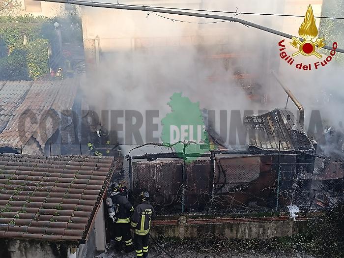 Terni, scoppia incendio in un condominio. Anziana tratta in salvo ma ci sono persone intossicate. Evacuato il palazzo