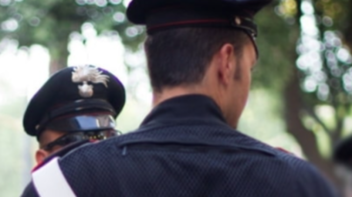 Morsi, sputi, calci e pugni ai carabinieri: coppia arrestata. Erano intervenuti per difendere la donna durante una lite in strada