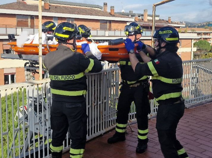 Apre il rubinetto dell'acqua ma viene colpito da un malore: palazzina allagata a Perugia