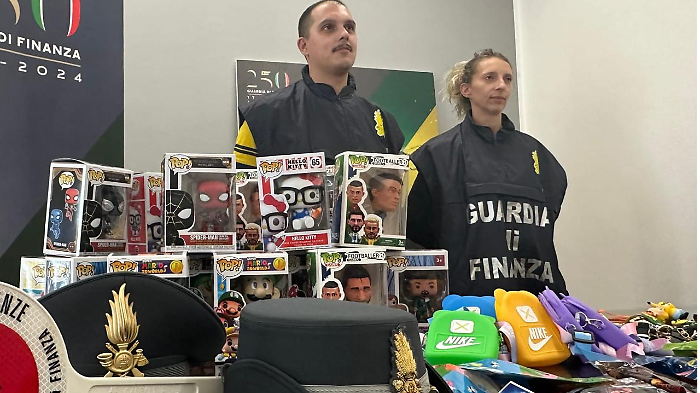 Città di Castello, sequestrati cappellini, sciarpe e gadget delle squadre di calcio: erano tutti falsi