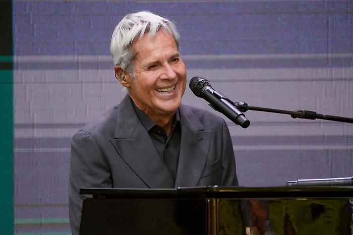 Claudio Baglioni in concerto ad Assisi il 10 e l'11 maggio 2025. La tournée rinviata per una tendinopatia, come sta il cantante 