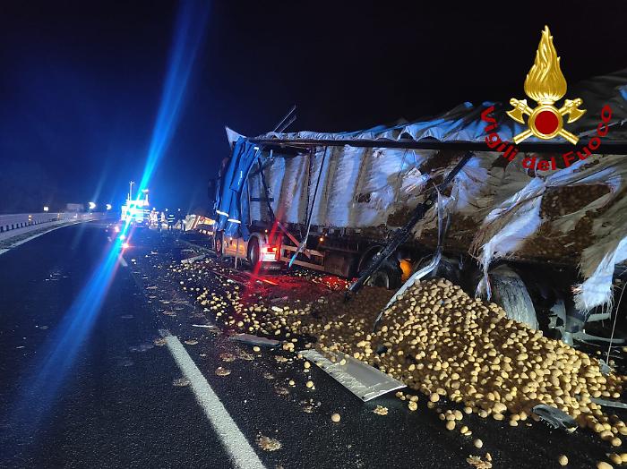 Orvieto, scontro tra due autocarri in A1, patate invadono la corsia