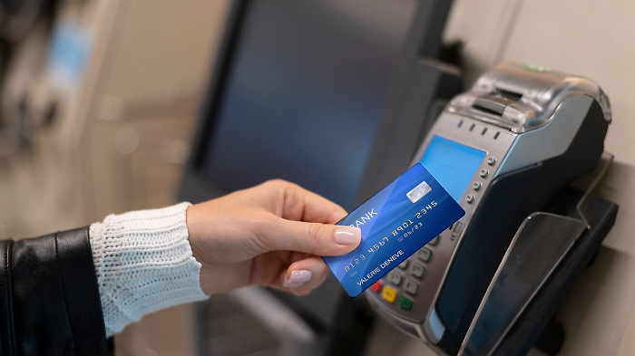 Pagamenti, problemi e disservizi con il Pos in tutta Italia: ecco cosa sta succedendo