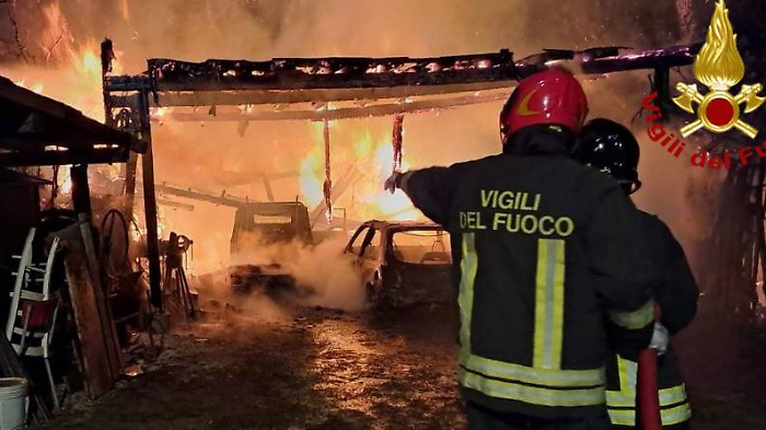 Bevagna, fiamme in una azienda agricola: sul posto 5 mezzi dei vigili del fuoco