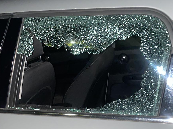 Perugia, gli spaccano e saccheggiano l'auto, la studentessa di veterinaria lancia l'allarme: "Non è la prima volta". Parte la raccolta firme