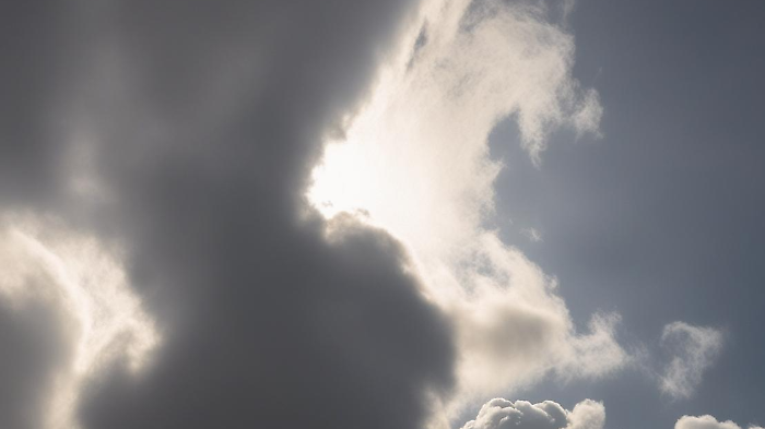 Meteo, nel weekend arriva forte vento e calo delle temperature con cieli parzialmente nuvolosi 