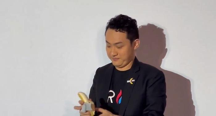 Justin Sun mangia la banana di Cattelan dopo averla pagata 6,2 milioni di dollari: ecco il video
