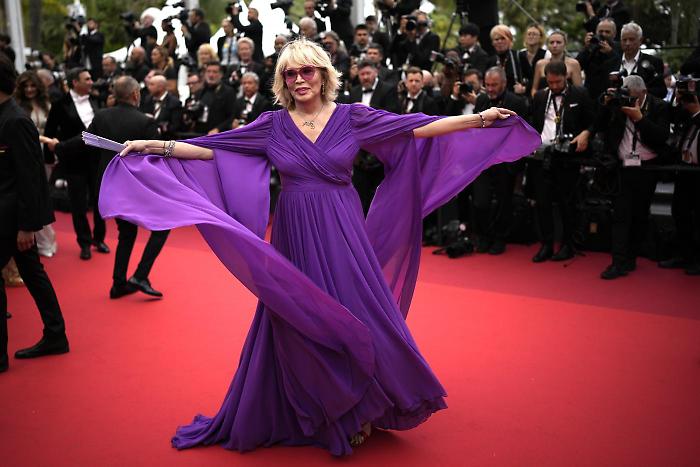 Amanda Lear e quella promessa: "Il patrimonio? lo lascerò ai miei gatti". Chi è l'icona senza tempo e musa di Salvador Dalì