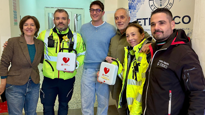 Fu salvato da un 16enne con il defibrillatore, ne dona uno alla comunit&agrave;