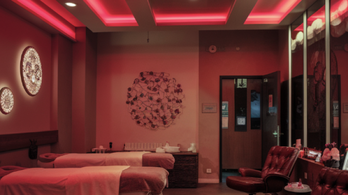 Prostituzione cinese nel centro massaggi: denunce e sequestro dopo indagine della polizia