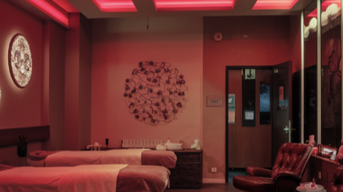 Prostituzione cinese nel centro massaggi: denunce e sequestro dopo indagine della polizia