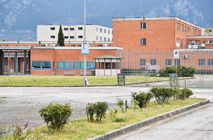 che "consegnava" 4 telefonini e 12 mila euro nel carcere di Sabbione