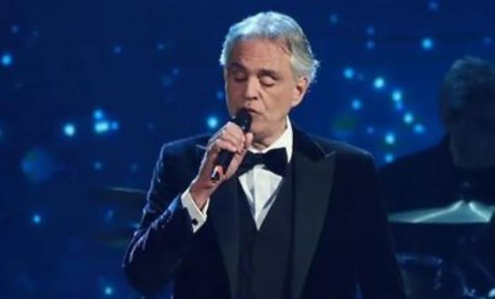 Bocelli, chi è il tenore ipovedente dalla nascita diventato cieco a 12 anni per una pallonata. I 30 anni di carriera e due matrimoni