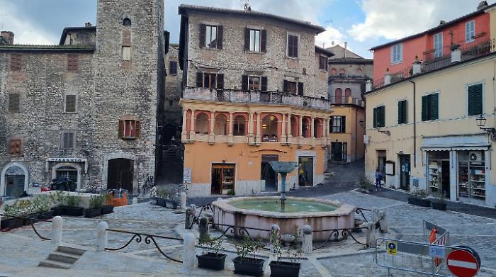 Narni, negozi sfitti riaprono con gli artigiani per le festività di Natale in piazza Garibaldi