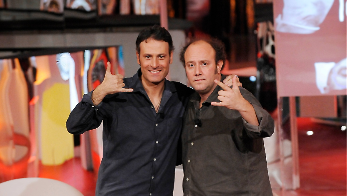 Raiduo con Ale&Franz stasera in tv lunedì 9 dicembre su Rai 2: le anticipazioni e gli ospiti del programma comico