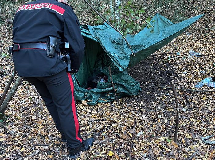 Spaccio nei boschi, i carabinieri scoprono bivacco a Santa Lucia: due uomini in fuga