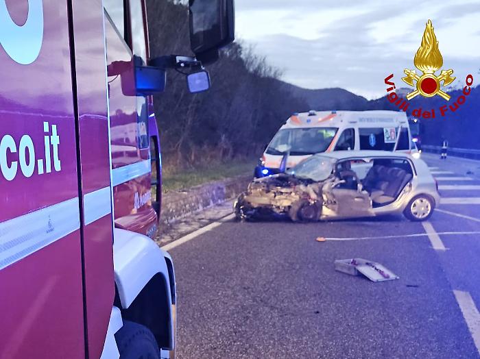 Terni, incidente stradale sulla Flaminia al bivio per Strettura: schianto tra auto e furgone. Una ferita