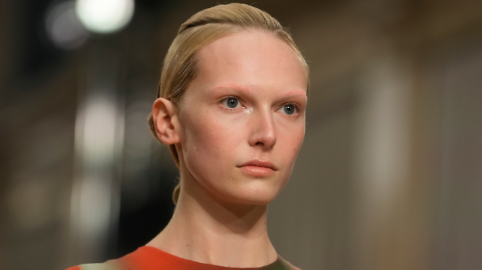 Chi è Alex Consani, la prima donna transgender a vincere il premio modella dell'anno: dalla transizione a 12 anni al successo nella moda