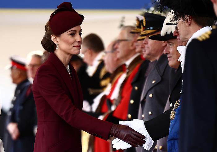 Kate Middleton accoglie l'emiro del Qatar, prima visita di Stato dopo la fine della chemioterapia ma non c'è la regina Camilla