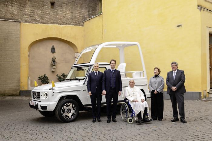 Papa Francesco viaggerà in elettrico: il nuovo modello Mercedes-Benz della Papamobile. La storia dei veicoli del pontefice